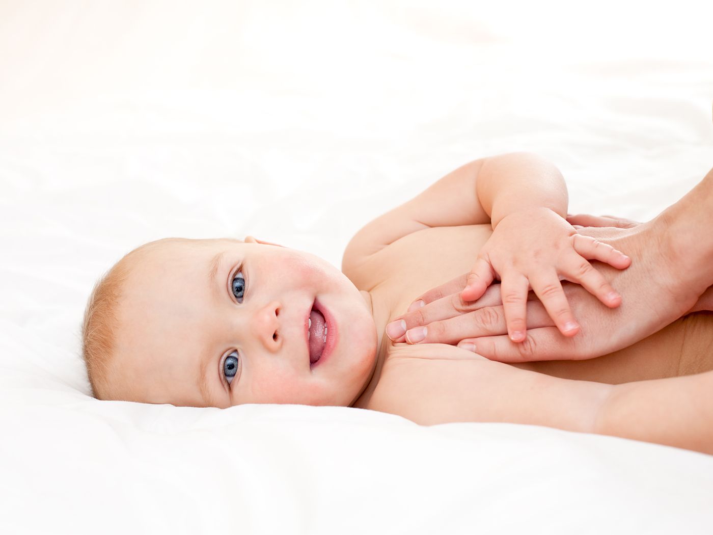 Baby wird liebevoll massiert